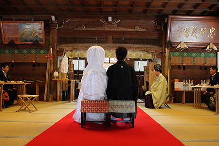 山梨県にある古名屋ホテルの神殿の写真